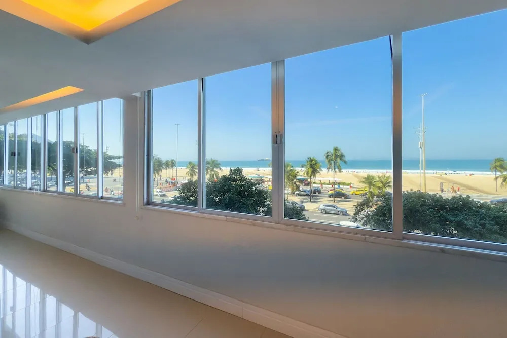 Copacabana – Av. Atlântica | 4 quartos, Vista Mar, 1 min praia de Copacabana - por Casapē Rio