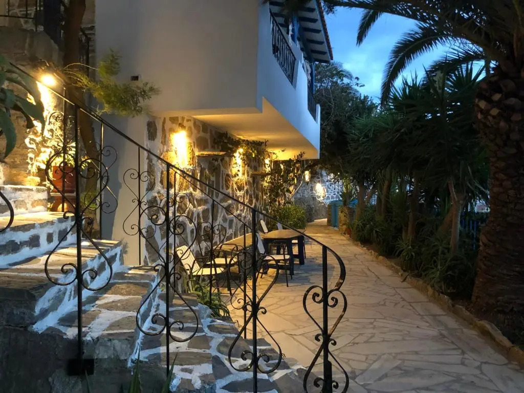 Patras Rooms est 1990
