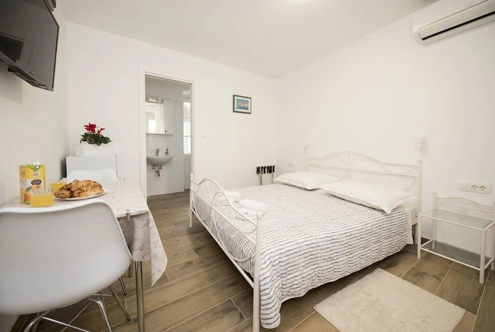 InMotion Luxury Rooms
