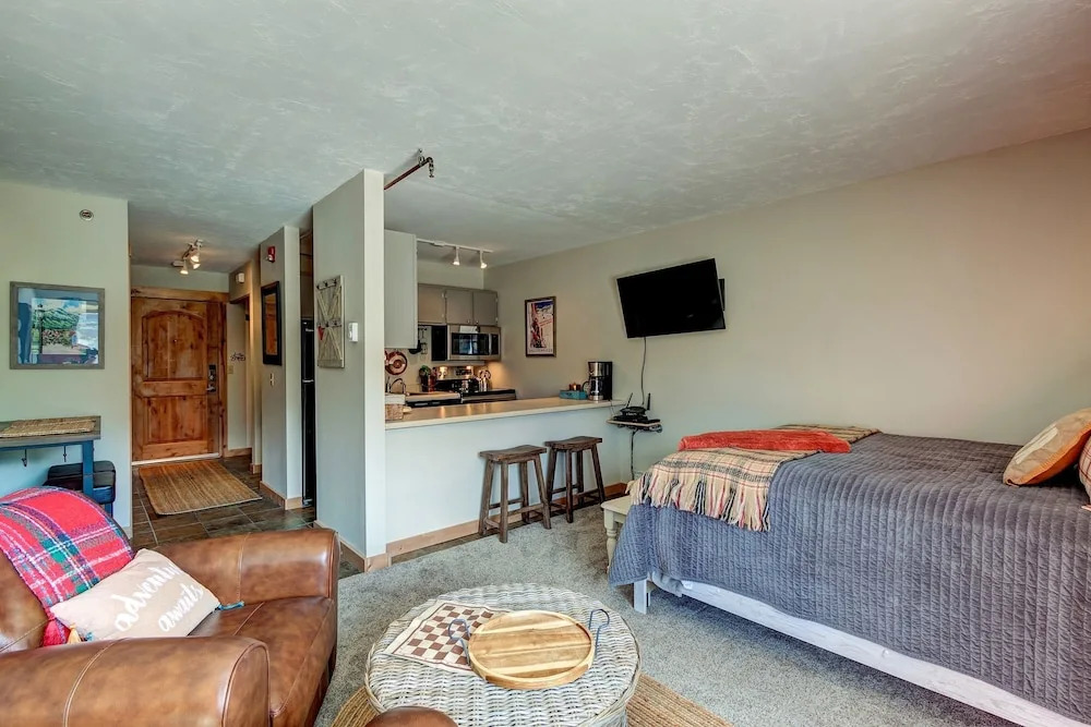 #1714 Downtown Breck Studio - Ski-in, Next to Riverwalk Center, Steps to Main- Location! Location! Location!