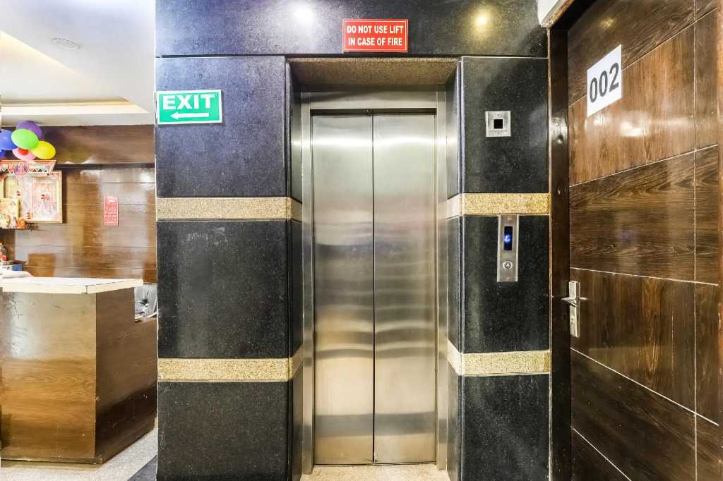 OYO 13252 Hotel Chander Palace