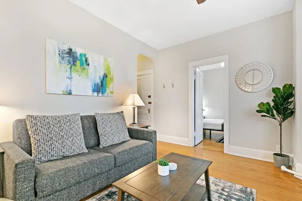 2BR near Wrigley - Grace 05-3