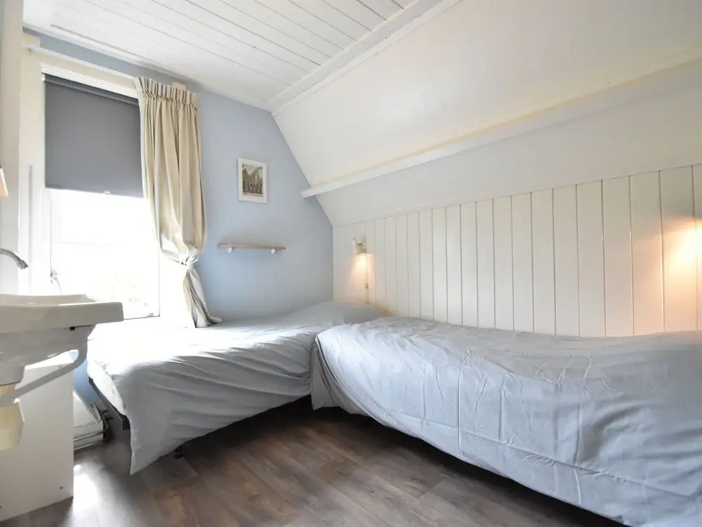 Quintessential, detached Ouddorp home with enormous garden, near the beach