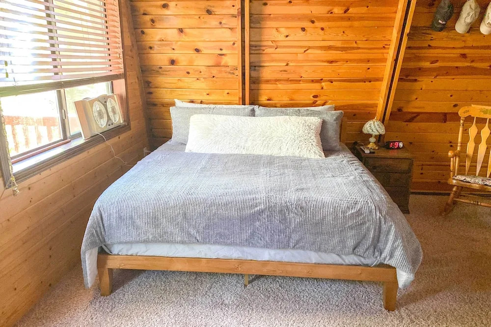 Near Hiking & Golfing: Munds Park Cabin w/ Deck!