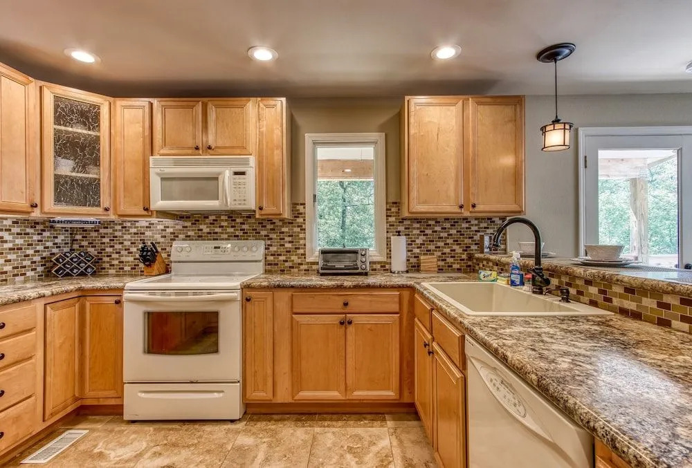 Memorable "Deer & Doe" by HoneyBearCabins 4BR 3BA, Mountain View Deck, Farmhouse Decor, Fireplace, 3 Acres