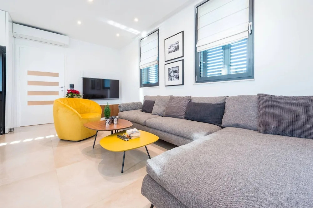 Bright Luxurious 3 Bedroom Home With Sea View near Old town