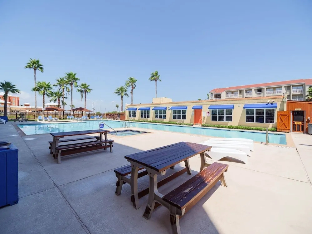 Relaxing , Great Location, 3 Minute Walk To The Beach 2 Bedroom Condo by RedAwning
