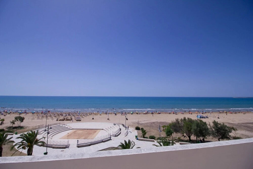 Casesicule: Corallo Charme Sea View Apartment On The Pozzallo Promenade Beach At 30 M Wi fi