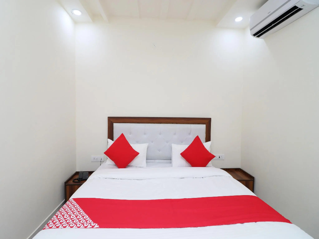 OYO 37078 Hotel Dezzire