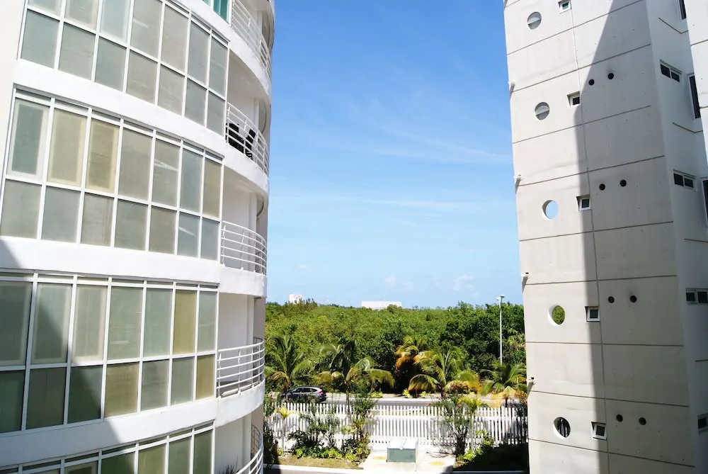 Luxury 3BR Condo HZ by TA