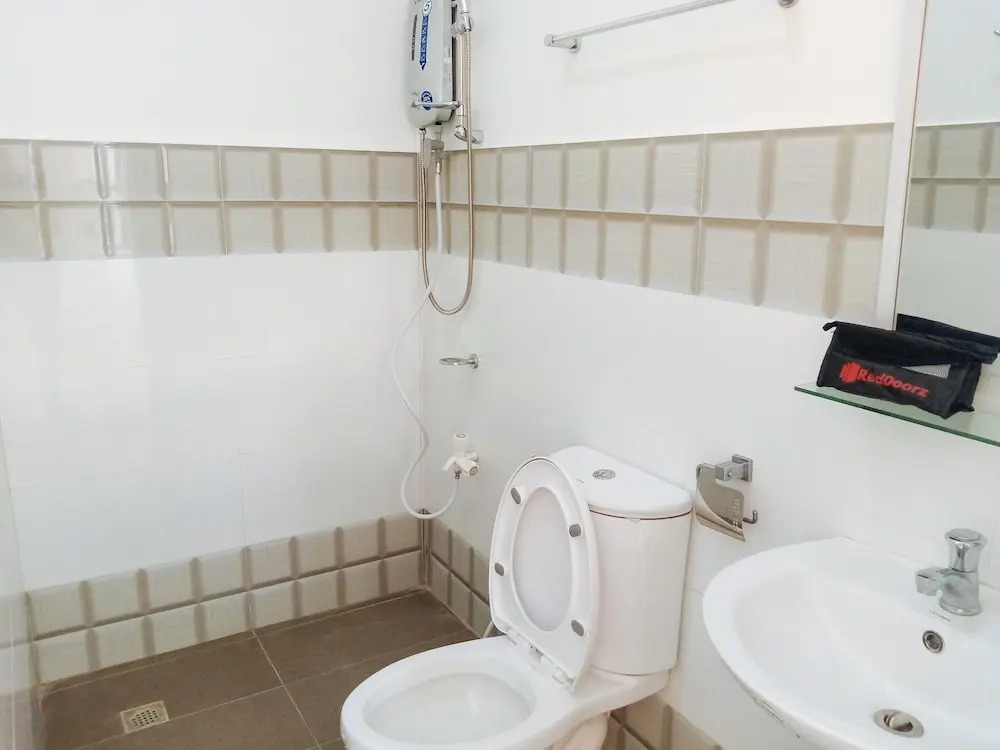 RedDoorz near Ashira Properties