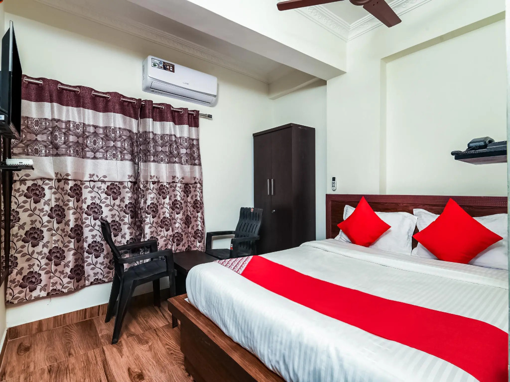 Collection O 24414 Hotel Naidu Grand Rooms