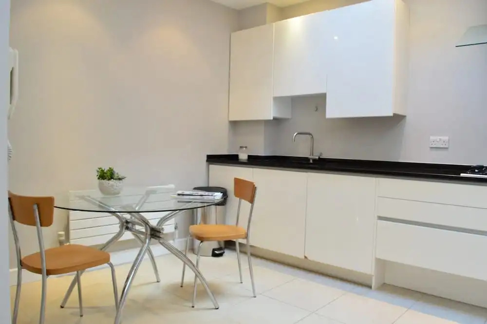 2 Bedroom Maisonette House Close to Hyde Park