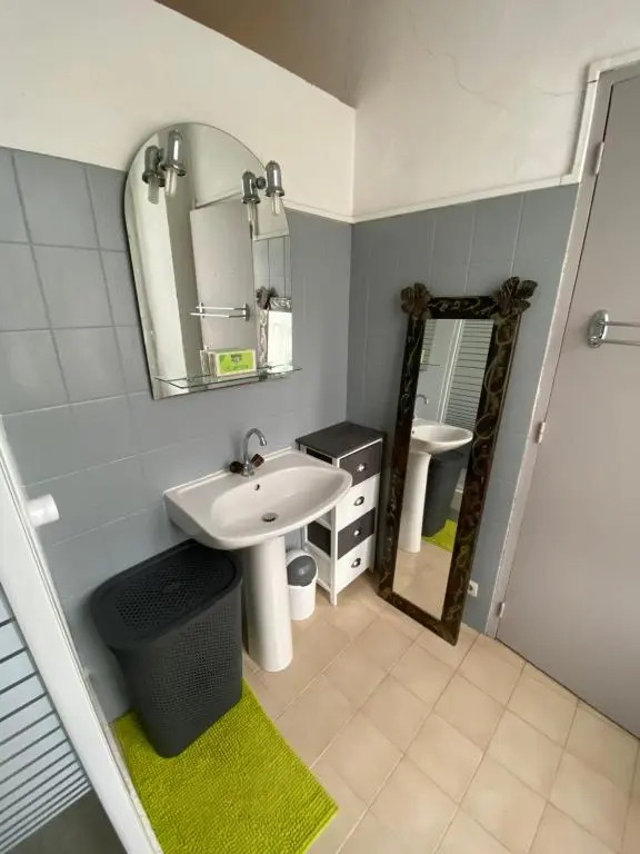 Charmant T1 plein centre Corte au 13 cours paoli wifi gratuit calme lumineux