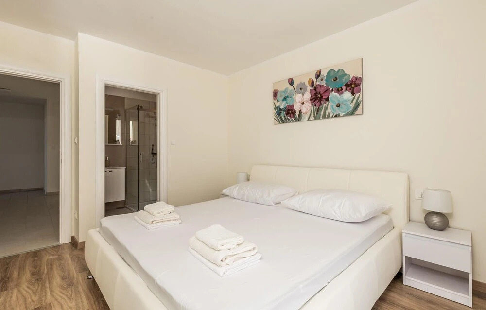 Nice Home in Mundanije With 4 Bedrooms, Wifi and Outdoor Swimming Pool