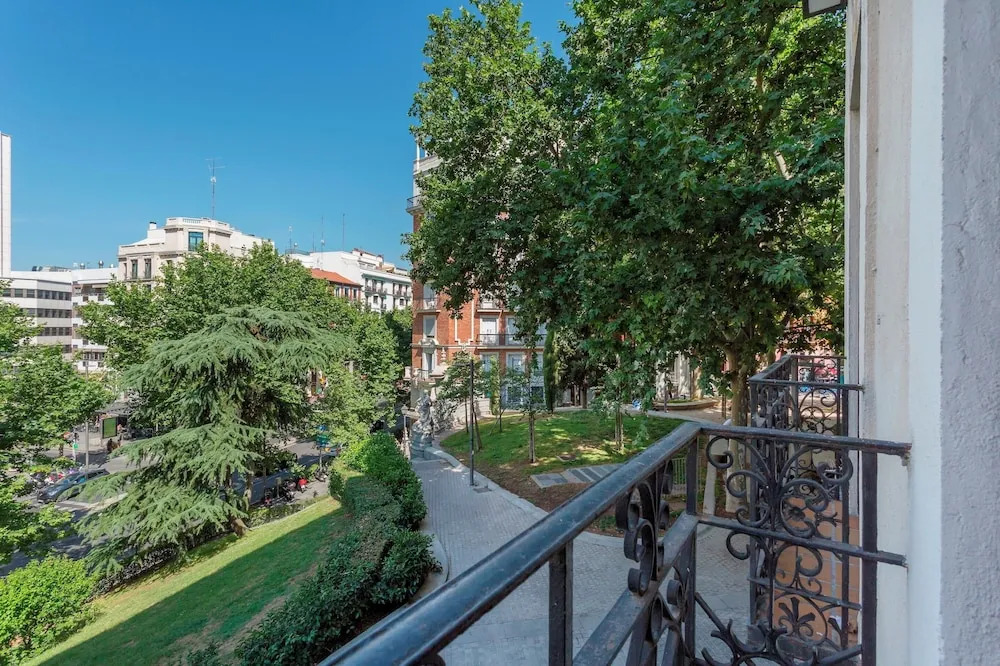 Central 2BD Apt Facing Torre Madrid Duque de Osuna