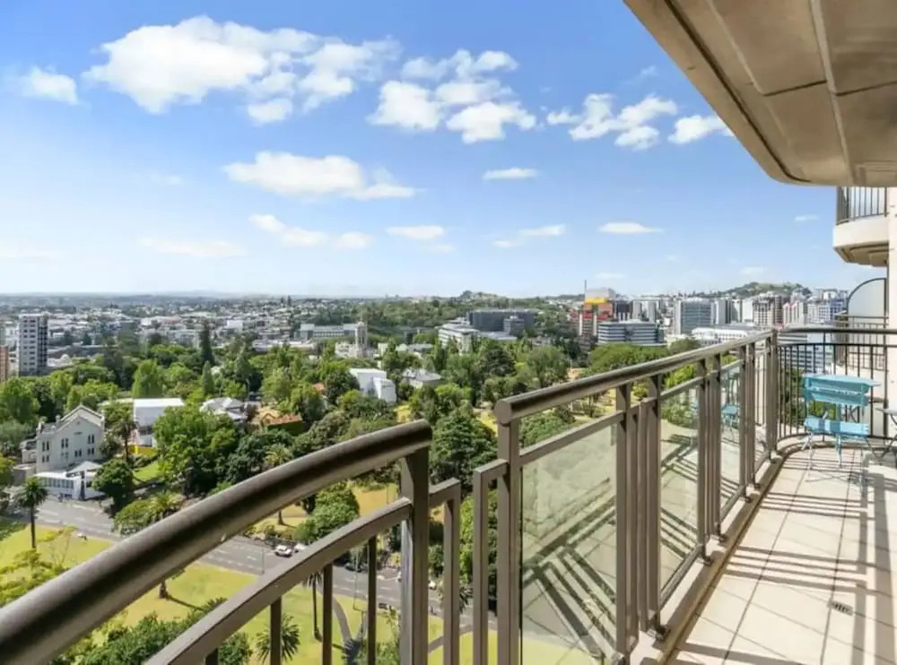 Bright 1 Bedroom Beauty with Balcony Zodiak Stays