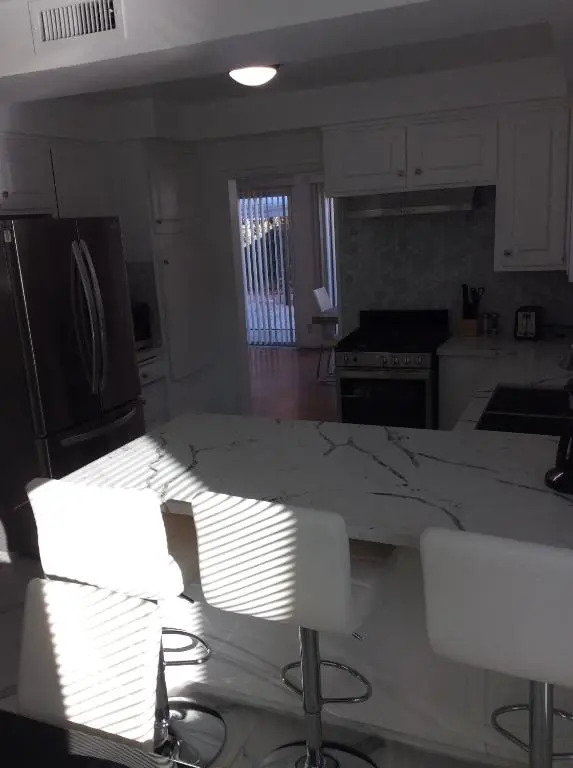 Modern spacious home close to Universal studio & Hollywood for 11