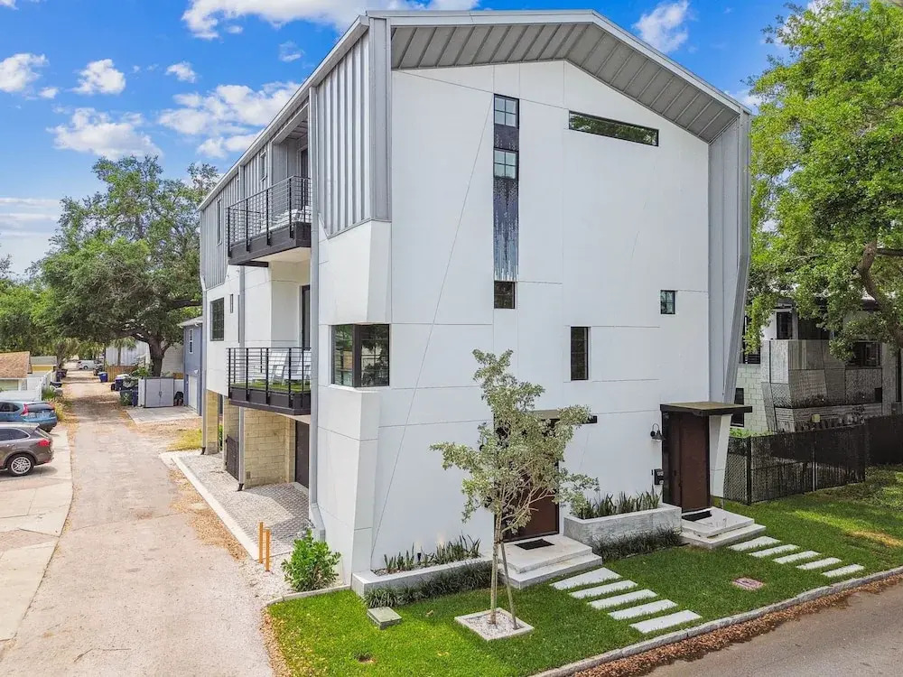 NEW The Strata Barn - Luxury Hyde Park Townhome