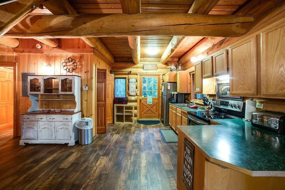 10sl - Real Log - Wifi - Sleeps-8 2 Bedroom Home by RedAwning