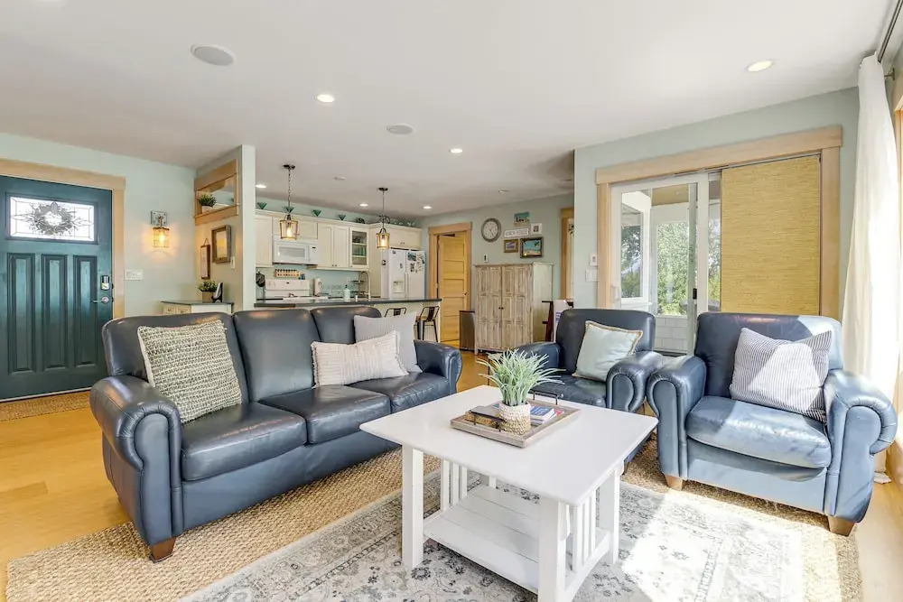 Steps to Beach: Home w/ Hot Tub in Oak Harbor!