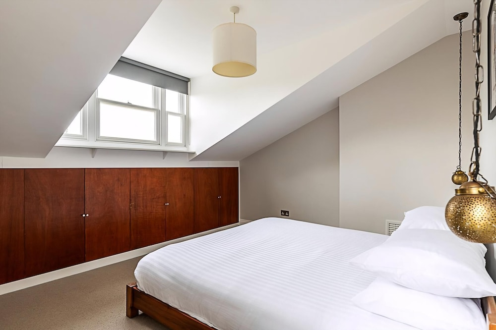 Rustic and Contemporary Haven in Brixton