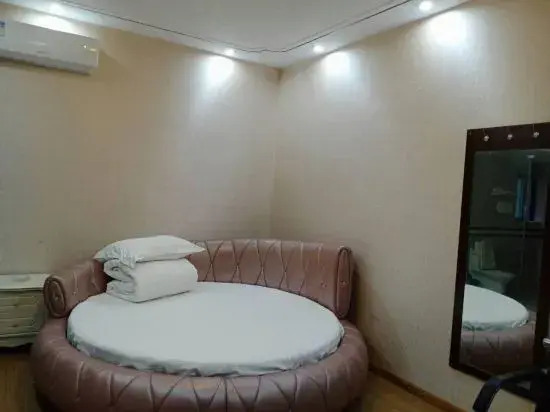 Huangmei Lvyin Business Hotel