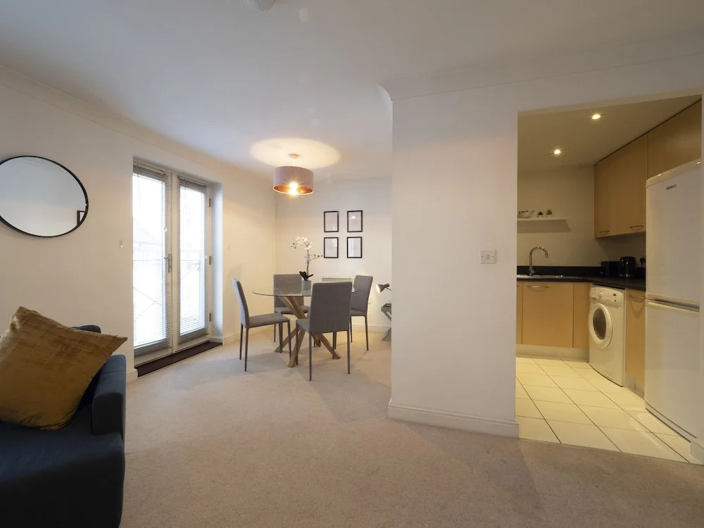 Spacious Townhouse Near the City Centre