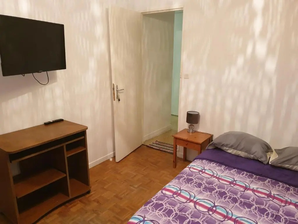 NEW CHEAP PRIVATE ROOM, KITCHEN , OVERWIEUW sea,TRAM on spot, 12 minutes from nice train station with tram , beach in 17 min tram , CHAMBRE PRIVÉE pas cher, cuisine équipée , tram sur place, APERÇU mer, 12 min de la gare de Nice avec le tram, 17 min plage