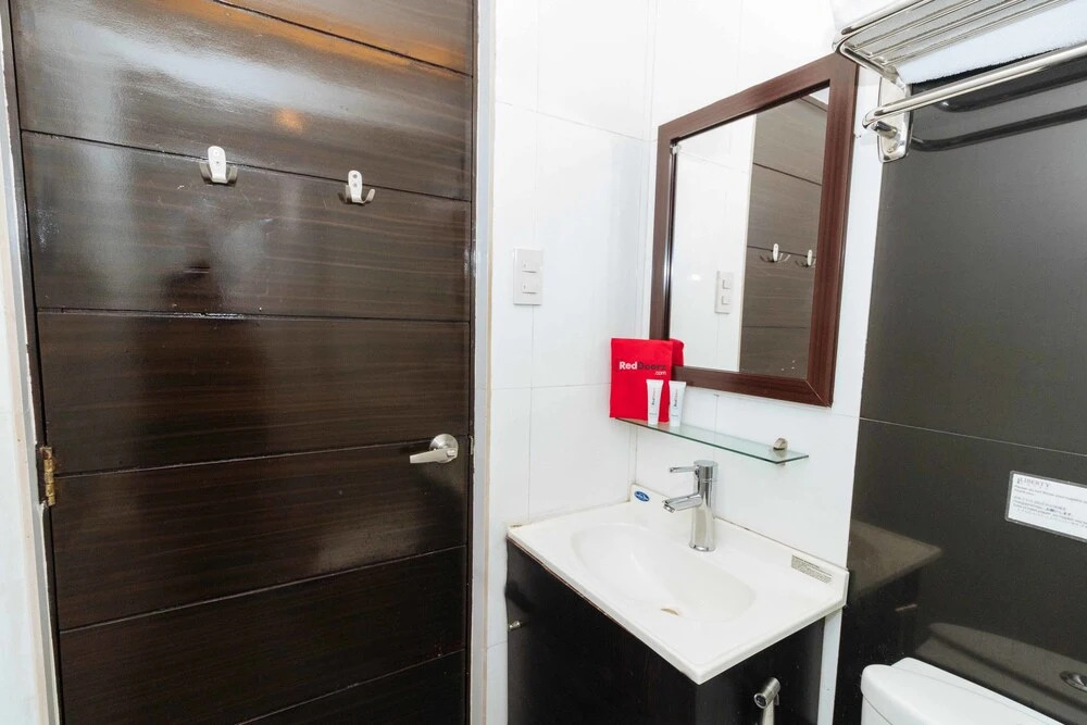 RedDoorz near Quezon City Circle