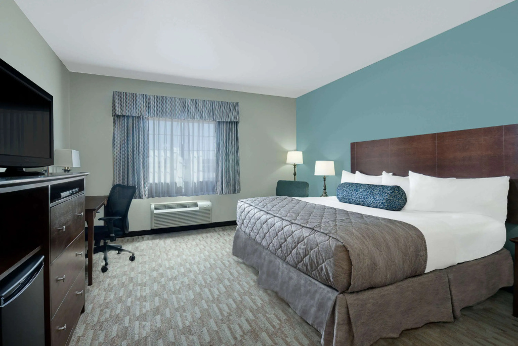 Baymont by Wyndham Minot