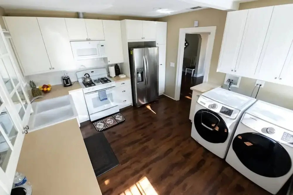 Updated 2BR House in Glendale With Private Fenced Yard Parking p2