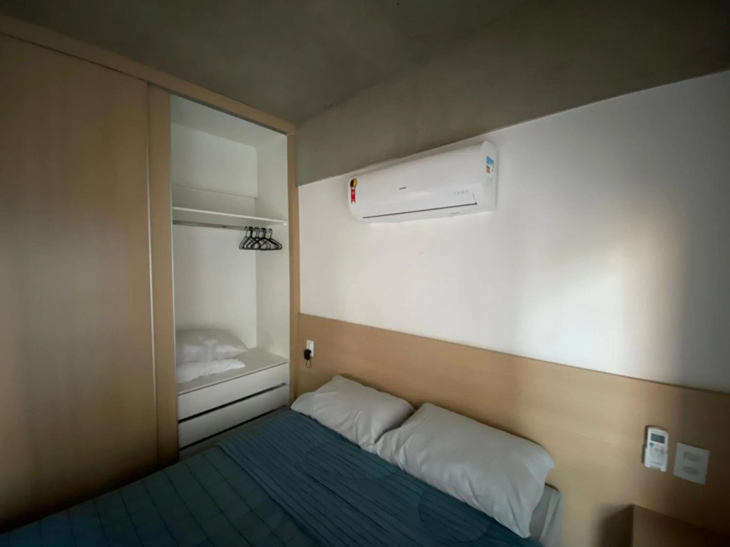 75 New studio w fast wifi, balcony, gym and movie screen