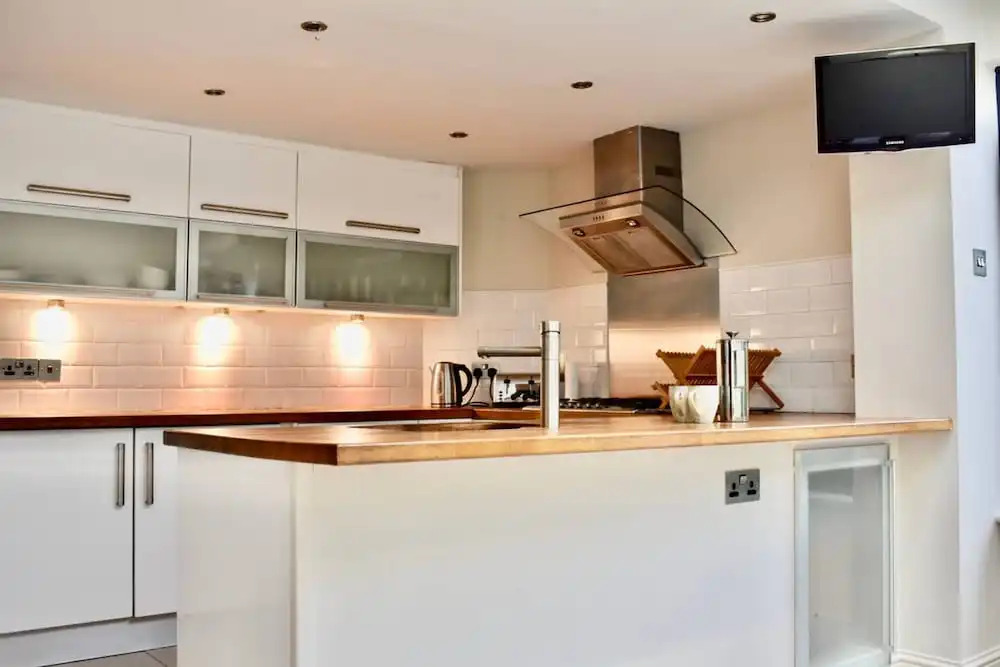 Newly Renovated 2 Bedroom Georgian House in Fairview