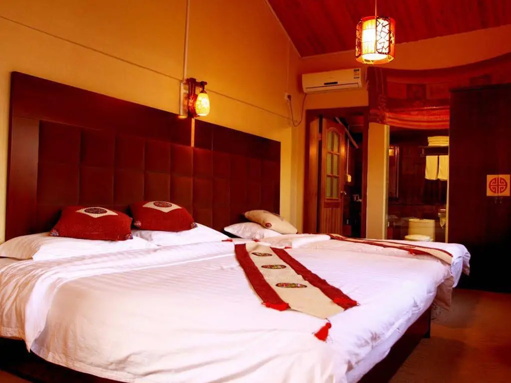 Lijiang Yunmuwan provides breakfast and afternoon tea, offers free airport shuttle service, The hotel provides a platform for visiting the ancient city and Yulong snow