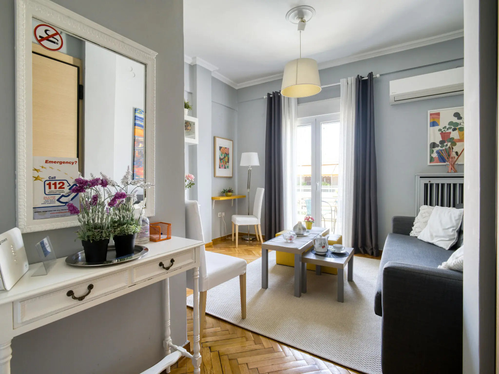 Snug apartment in Αθήνα with veranda