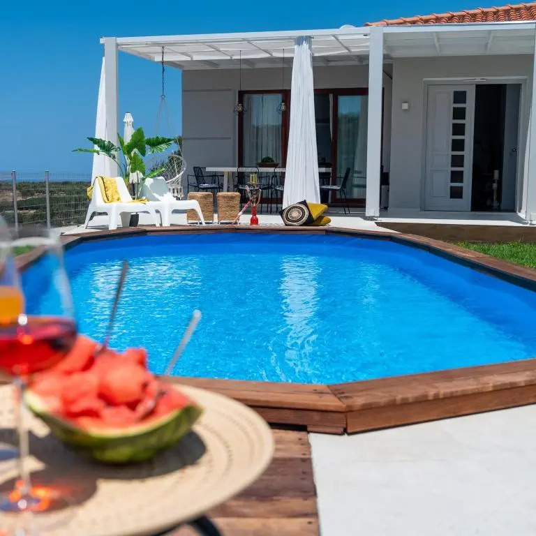 Elegant new villa,with pool,BBQ, ping pong table & gym facilities, just 2km from the town!