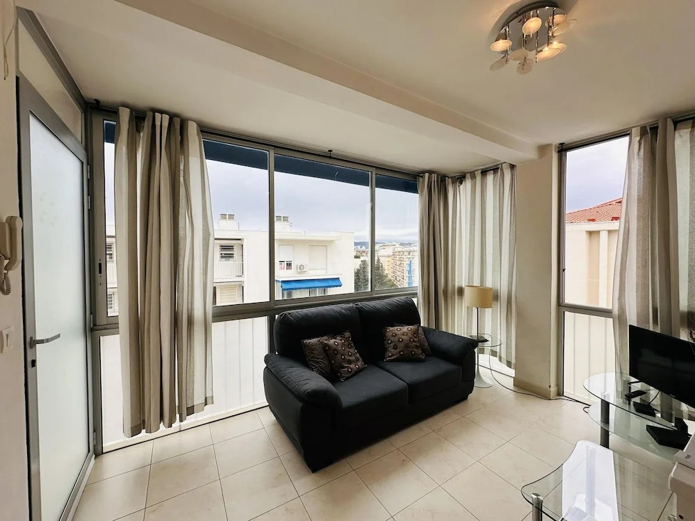 Two Bed Apt in the Center of Cannes - 2229