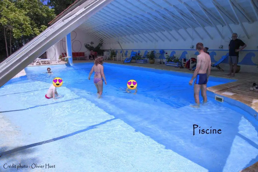 Villa spacieuse à Crastes avec piscine privée et vue montagne