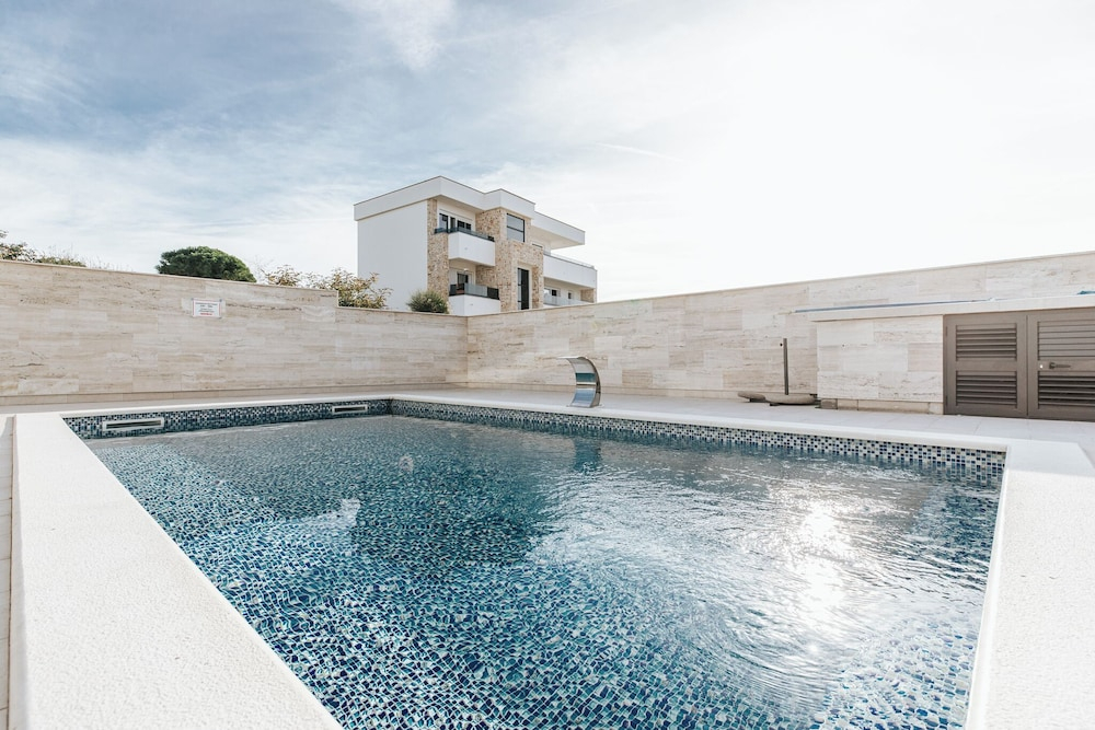 Apartments Pool Villa Maria, Novalja