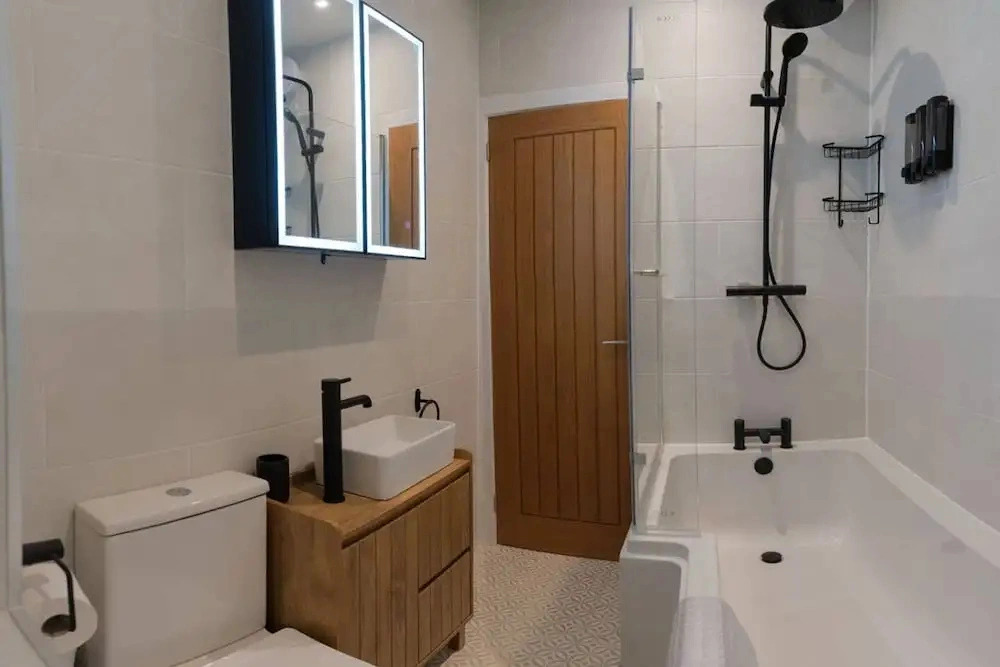 Modern 3BR Flat in Central Plymouth Free Parking Sleeps 6