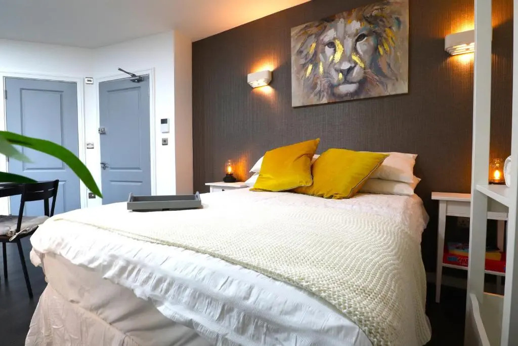 Crescent Apartment