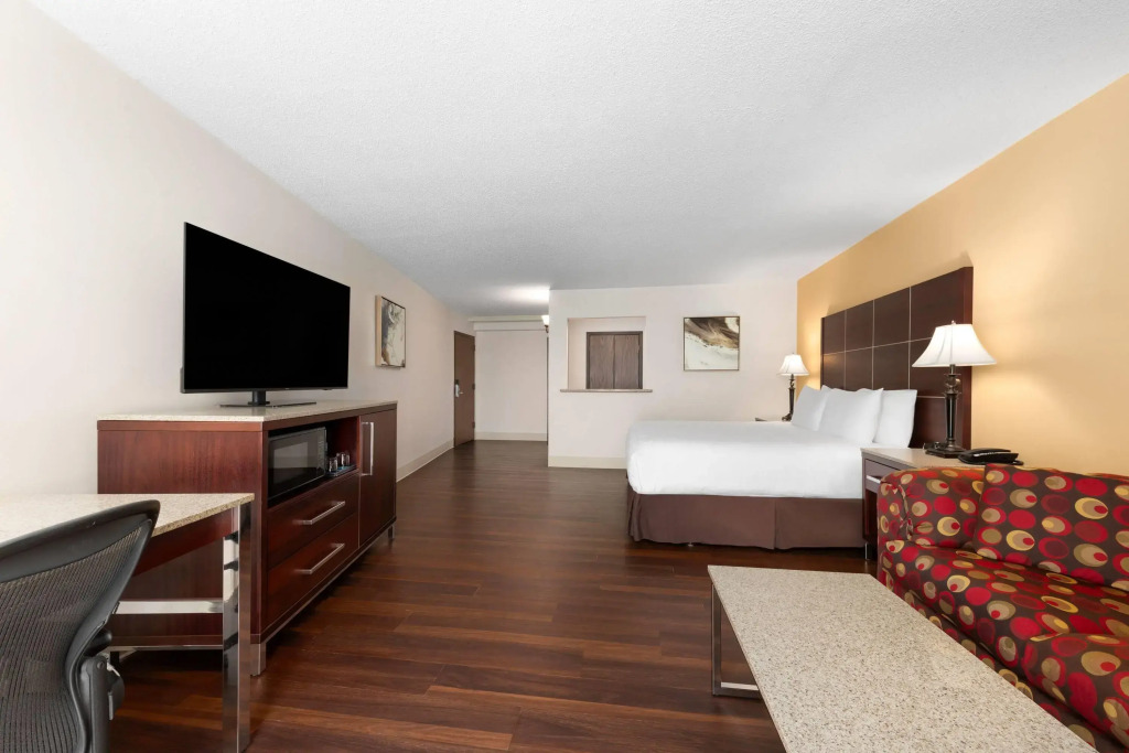 Wyndham Riverfront Hotel
