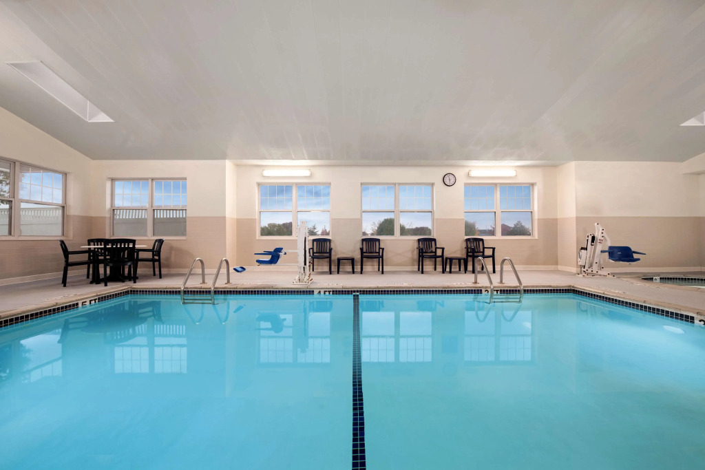 Country Inn & Suites by Radisson, Dundee, MI
