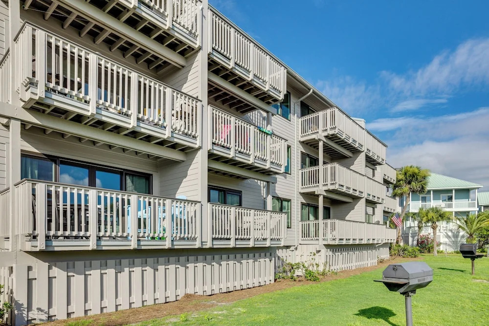 St Helena Island Condo - 1/2 Mi to Beach