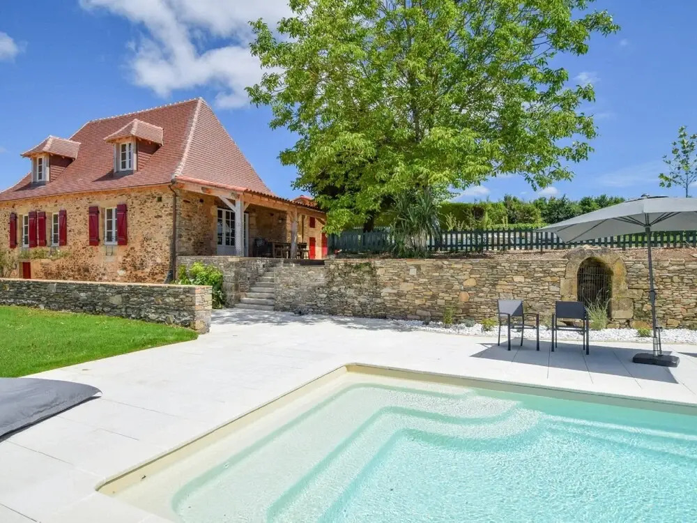 Hilltop Cottage With Pool