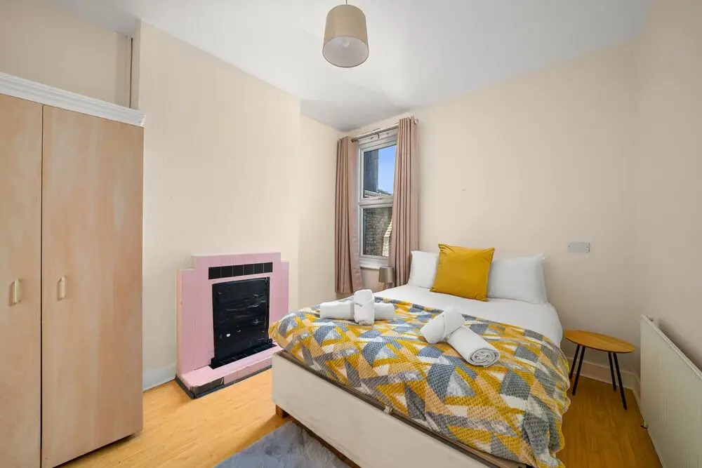Homely 4-bedroom Home With 2 Baths & Free Parking