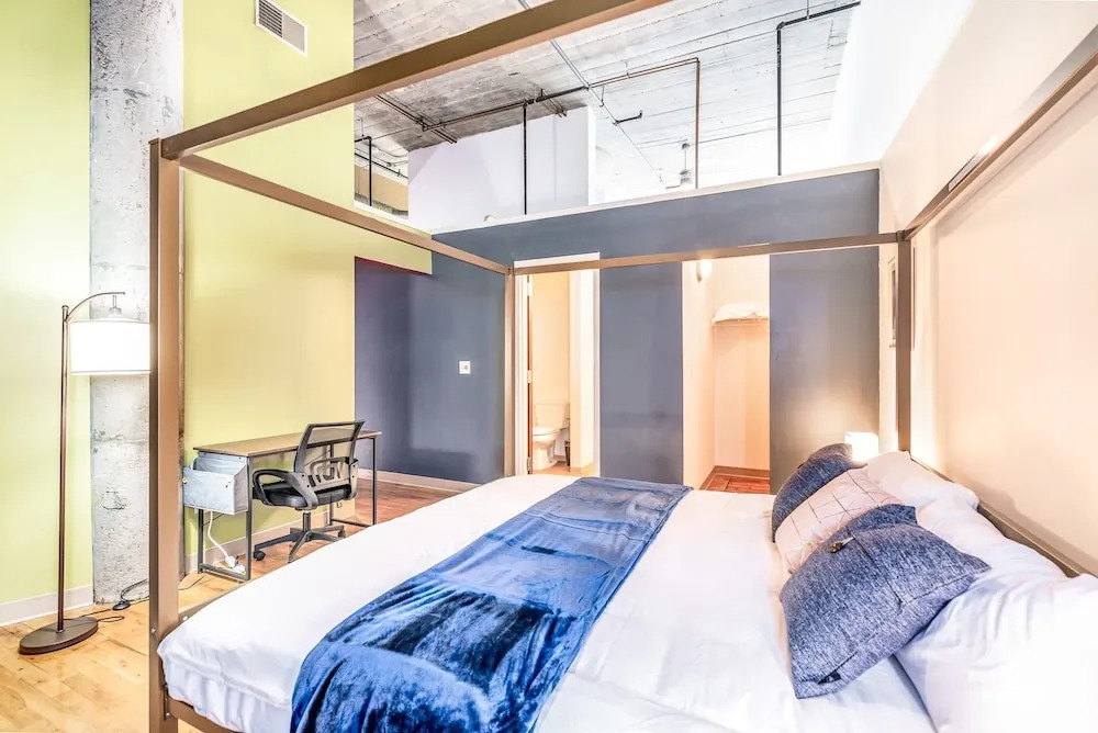 2BR Park Ave Townhome with parking by Cozysuites