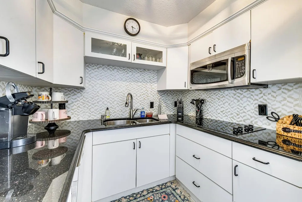 Walk to Venice Beach & Downtown! Couples Condo