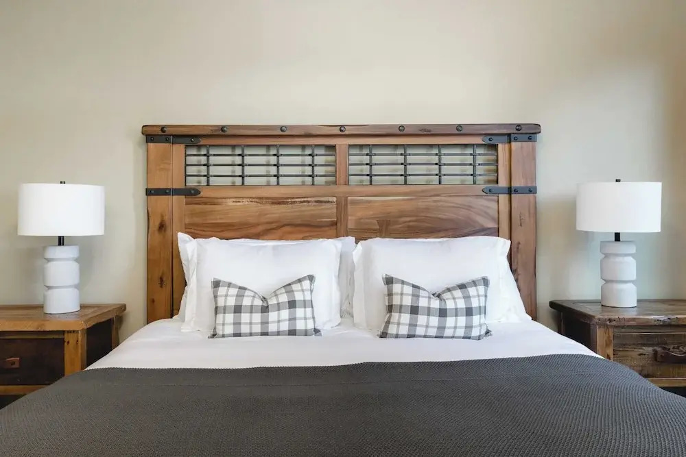 Klamath by Avantstay Premier Lakeside Cabin w/ Spa, Fire Pit & Lake Views